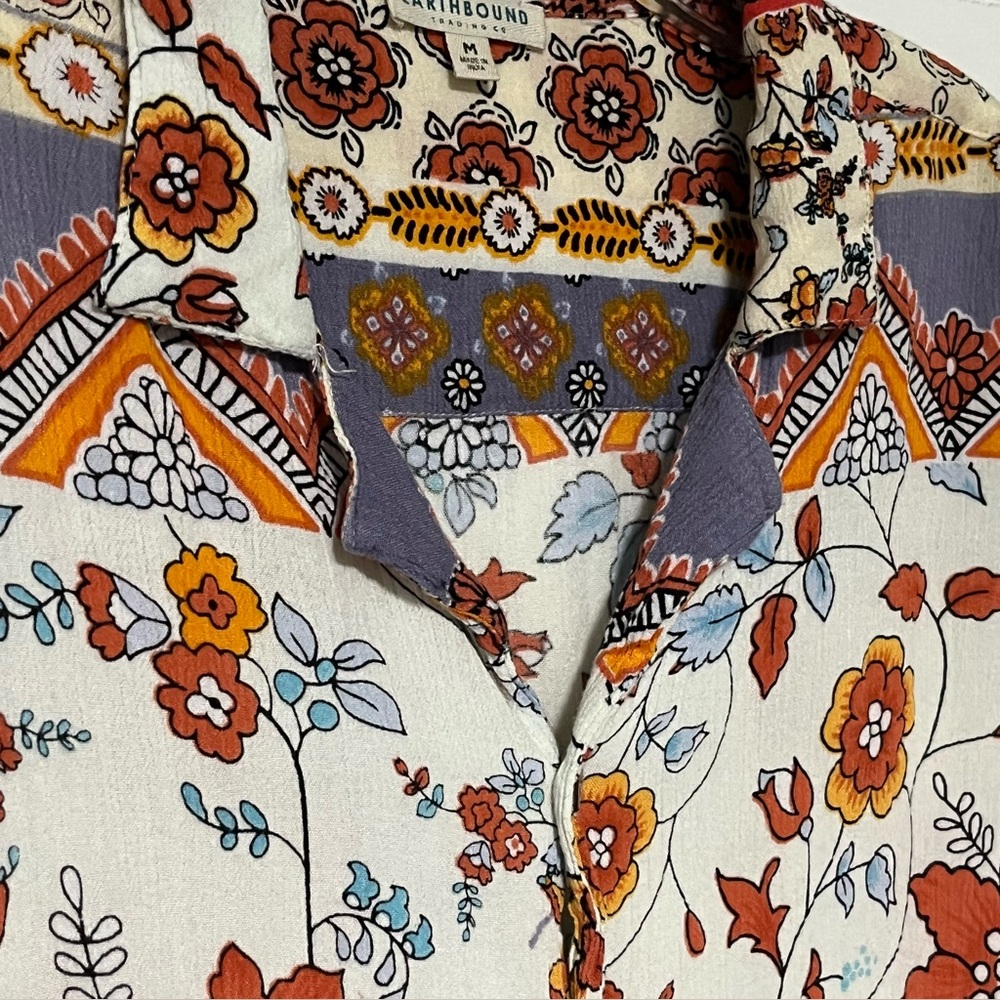 Earthbound Trading Company boho-chic
Short-sleeve button-down floral retro top - Picture 3 of 4